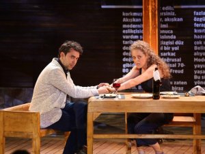 Ormandaki Kulübe’de tiyatro keyfi sürüyor