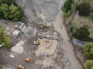 Selde yıkılan köprünün yerine 36 metrelik panel köprü inşa ediliyor