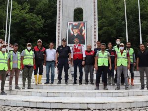 Sel nedeniyle balçıkla dolan Bozkurt’taki şehitlik Mehmetçik tarafından temizlendi