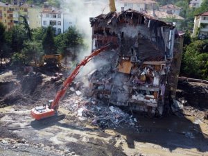 Selin boyutunu gözler önüne seren kız yurdu yıkılıyor
