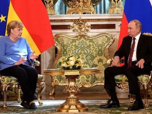 Putin, Merkel’le görüşmesine çiçekle geldi
