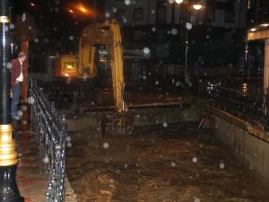 Rize’de şiddetli yağış nedeniyle şehir merkezini su bastı