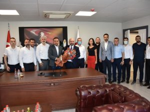 Baybatur önce başkanları tebrik etti, sonra gençlerle oyun oynadı