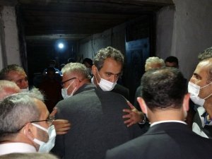 Bakan Özer, amcasının ailesine taziyede bulundu