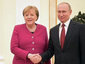 Putin’le görüşmesi sırasında Merkel’in telefonu çaldı
