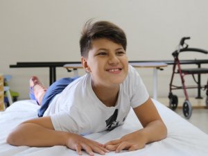 Özbekistanlı çocuğun yüzü Eskişehir’de güldü