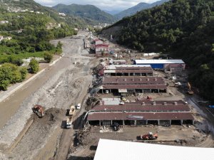 Kurtarabildikleri eşyaları sırtlayarak ekmek teknelerini böyle terk ettiler