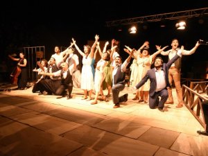 Mersin Büyükşehir Şehir Tiyatrosu, Torbalı Metropolis Tiyatro Festivali’nin açılışını yaptı