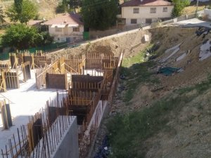 Yapımı devam eden inşaatın yanındaki yol çökmesiyle site sakinleri ve inşaat sahibi arasında gerginlik yaşandı