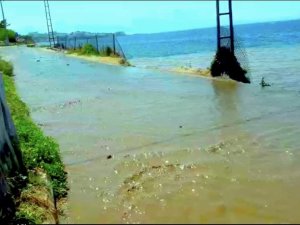 Kuşadası’nda hayrete düşüren görüntü: Kanalizasyon suları denize akıyor