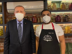 Cumhurbaşkanı Erdoğan, söz verdiği esnafa uğrayarak çay içti