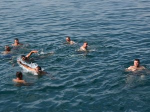 Ahlatlılar güne Van Gölü’nde yüzerek başlıyor