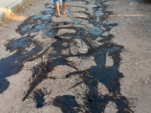 Toz kalkan yan yola tepki olsun diye yanık yağ döktü