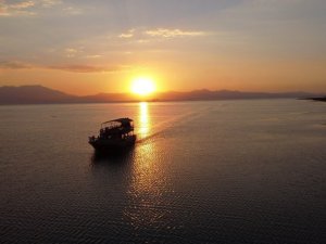 Beyşehir Gölü’nde tur teknelerinin günbatımı gezileri ilgi çekiyor
