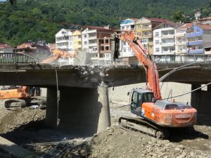 Selde hasar gören Ayancık Köprüsü’nün yıkımına başlandı