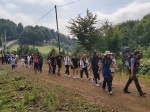 Doğada yürüyüşün tadını çıkardılar