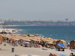 Turizm kenti Antalya’da sahiller tıklım tıklım doldu