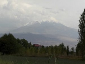 Havaların soğumasıyla Ağrı Dağı’na kar yağdı