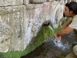 Görenler şok oldu... 2 bin yıllık lahitten 150 yıldır su akıyor