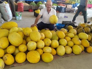 Yerli kavun tezgahlarda yerini aldı