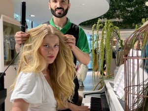 Piyano çalarken saçlarını yaptırdı