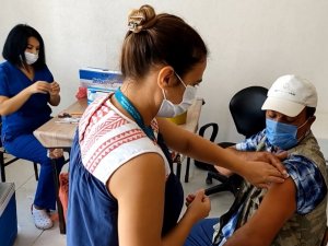 Sağlık ekipleri, köy köy gezerek vatandaşları Covid-19’a karşı aşılıyor