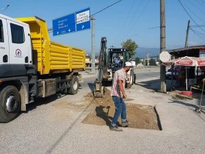 Asfalt yamalama devam ediyor