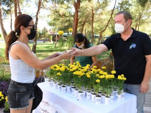 Konyaaltı Belediyesi’nden vatandaşlara 10 bin hediye çiçek