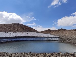 Süphan Dağı’nda kar kütlesi hızla eriyor