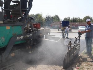 Aziziye Mahallesinde sıcak asfalt çalışması