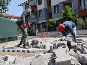 Hem bakım-onarım hem yeni kaldırım yapılıyor