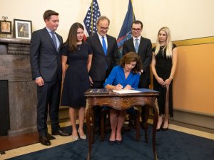 New York’un ilk kadın valisi Hochul yemin ederek göreve başladı