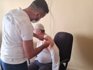 Gömbe’de kurulan mobil aşı merkezinde 715 kişi aşı oldu