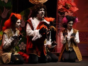 Kuşadası’nda ’Çizmeli Kedi’ çocuklarla buluştu