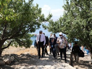 68 ülkenin büyükelçileri ve diplomatları Akdamar Adası’nı gezdi