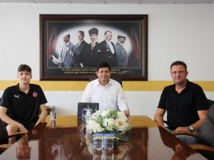 Başkan Özcan, Türkiye Basketbol Milli Takımı’na seçilen Ersöz’ü ağırladı