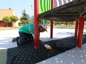 Efeler’deki parklarda bakım çalışmaları devam ediyor