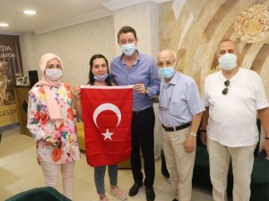 Başkan Tosun esnafı ziyaret edip bayrak hediye etti