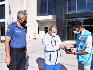 Altın dolu cüzdan buldu, sahibine kendi imkanlarıyla ulaştırdı