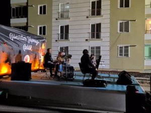 Korona virüse yakalanan müzisyen, evinin balkonundan konser verdi