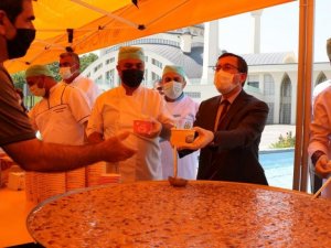 İnönü Üniversitesi’nde Aşure ikramı