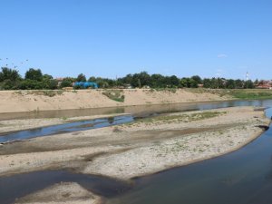 Edirne’de endişe veren görüntüler: Edirne’de kuraklık alarmı kum adacıkları oluştu