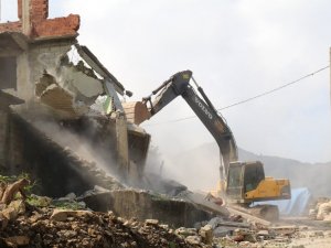 Rize’de acil yıkım kararı alınan 17 binanın yıkımına başlandı