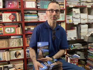 "Ömrüm Kadar Yanındayım" adlı eserini şiir şiirseverlerle buluşturdu