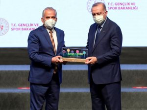 Cumhurbaşkanı Erdoğan’dan Başkan Zolan’a ödül