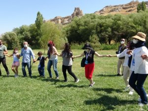 68 ülkenin büyükelçi ve diplomatları Van Kalesi önünde halay çekti