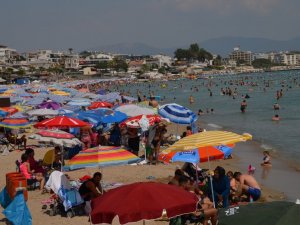 Artan korona virüs vakalarına rağmen Altınkum Plajı tıklım tıklım