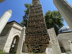 Eyüpsultan Mezarlığı’nda dikkat çeken mezar taşı