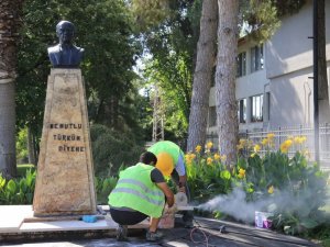 Pamukkale Belediyesi Atatürk Büstü’nü yeniledi