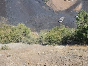 Asker ziyaretinden dönen aileyi taşıyan hafif ticari araç uçurumdan yuvarlandı: 1 ölü, 4 yaralı